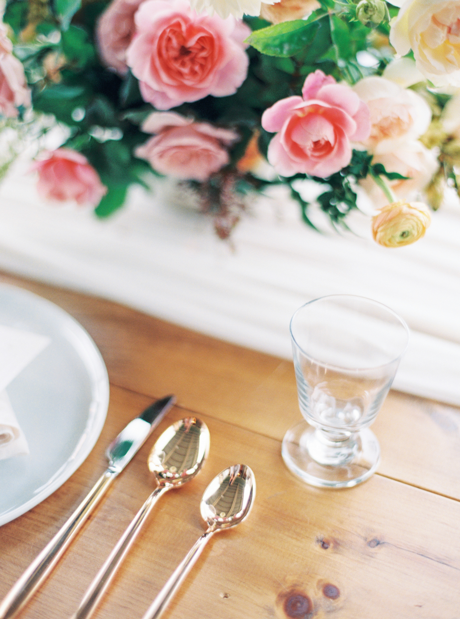 Pippin Hill Wedding Photos | Molly Carr Photography | Lauren Emerson Events | Pippin Hill Farm & Vineyard | Wedding Tablescape | Simple Wedding Decor | Wood Cafe Chairs | Wood Table | Rose Gold Flatware | Wedding Flowers | Vintage Rug Wedding Decor
