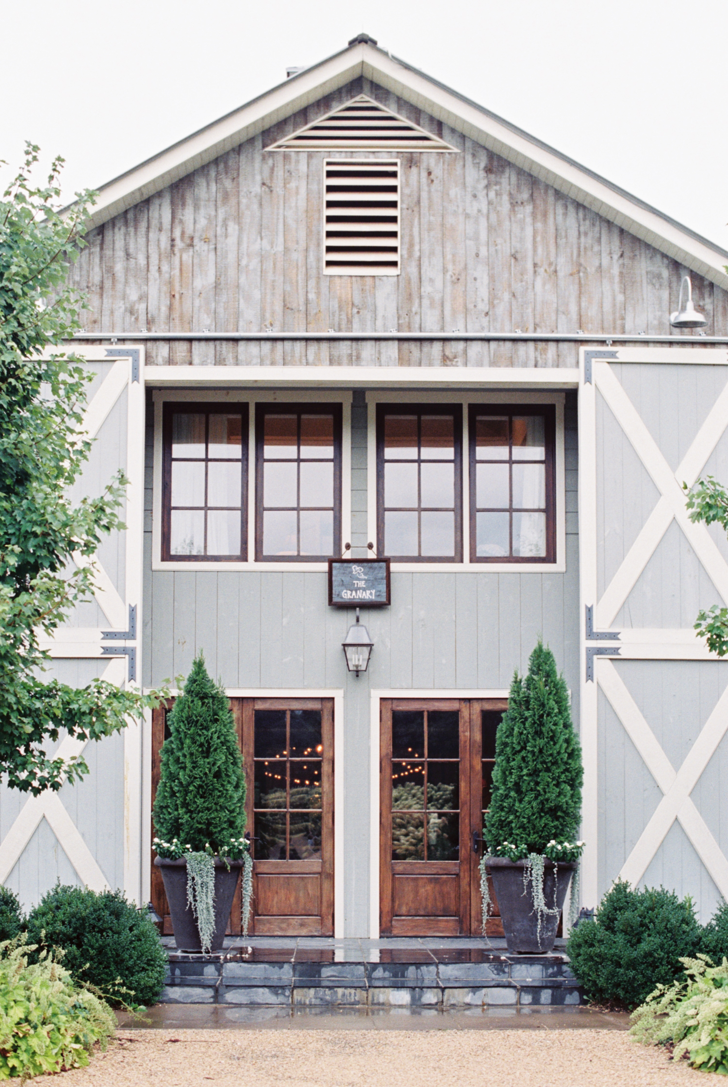 Pippin Hill Wedding Photos | Molly Carr Photography | Lauren Emerson Events | Pippin Hill Farm & Vineyard | Misty Morning at Pippin Hill in Charlottesville, Virginia | Grey Barn