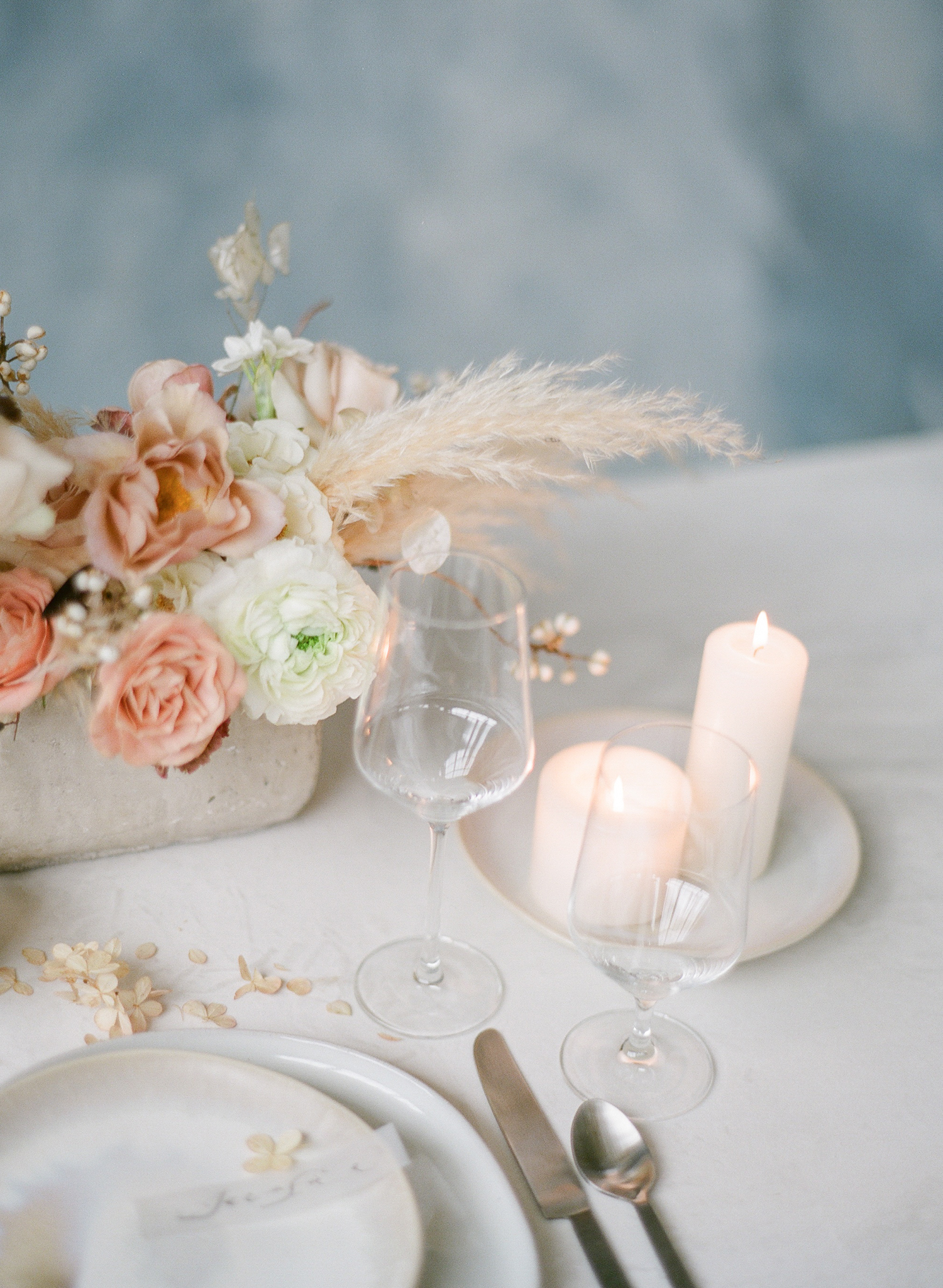 Fine Art Wedding Photographer Paris | Molly Carr Photography | Isibeal Studio | Tara Nicole Weddings | Neutral Wedding Table | Wedding Table Inspiration