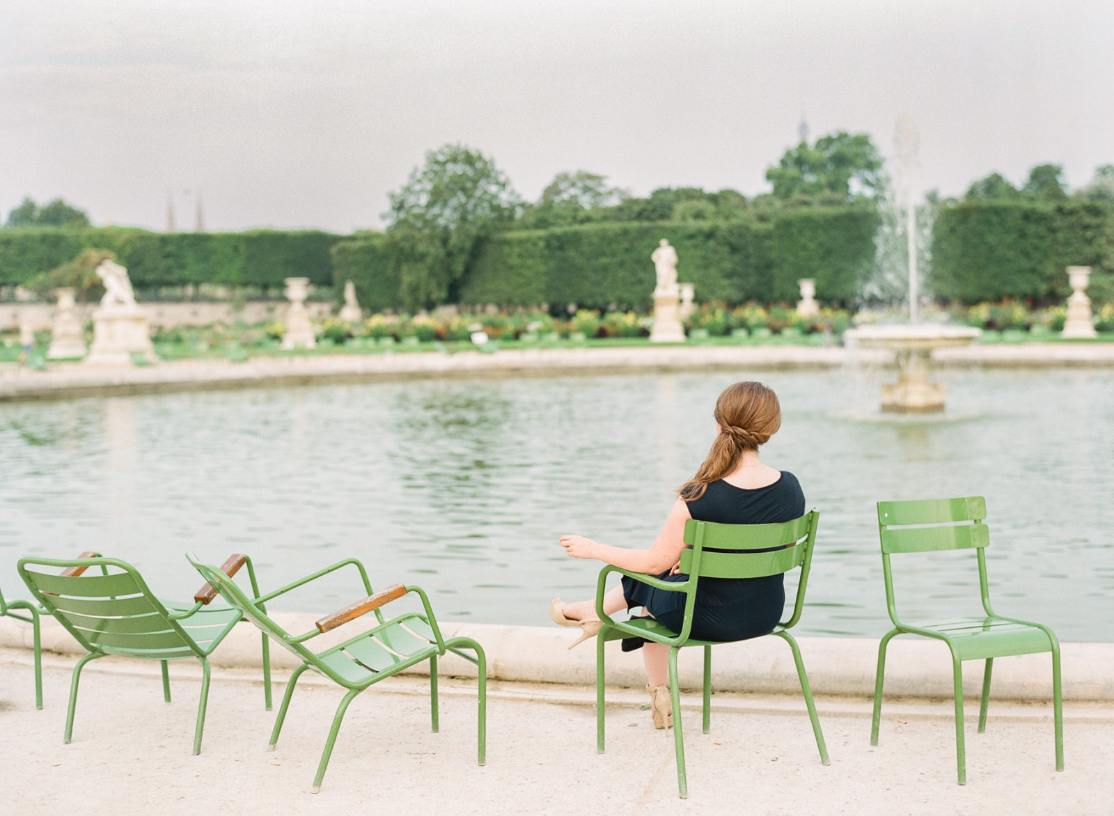 Paris branding photographer | Paris portrait photographer | Paris brand photos | Petite Abeille Design | Molly Carr Photography | Jardin des Tuileries | Sunrise at Tuileries | Tuileries Photoshoot | Girl Sitting in Green Paris Chair