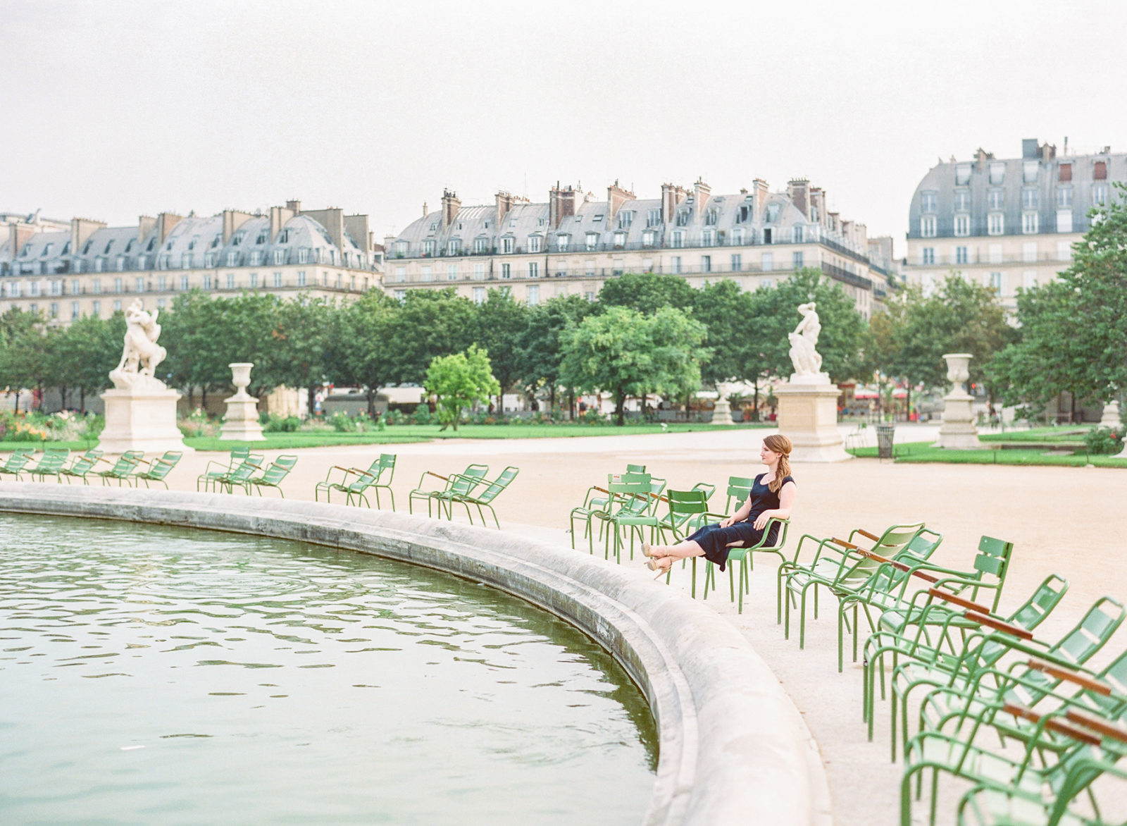 Paris branding photographer | Paris portrait photographer | Paris brand photos | Petite Abeille Design | Molly Carr Photography | Jardin des Tuileries | Sunrise at Tuileries | Tuileries Photoshoot | Girl Sitting in Green Paris Chair
