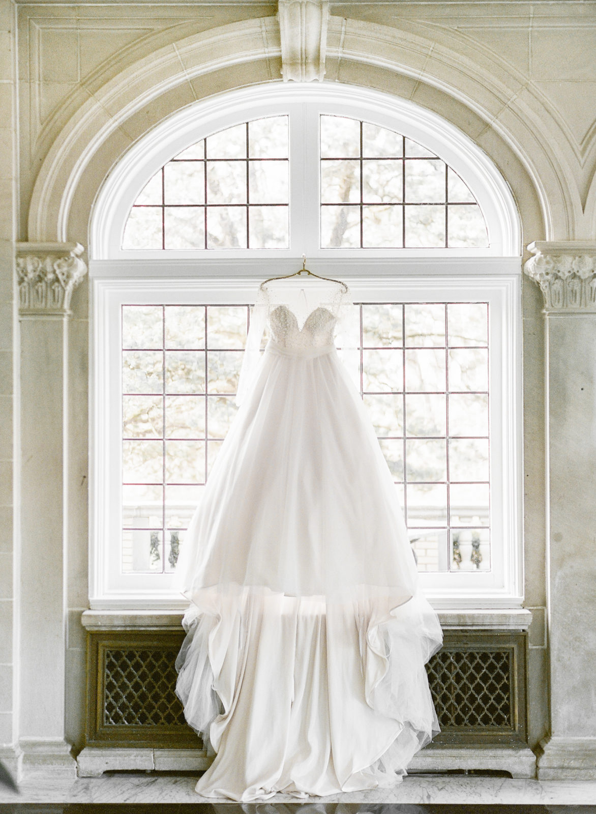 Laurel Hall Wedding Photographer | Estate Wedding Venue | Midwest Film Photographer | Molly Carr Photography | Pearl Wedding Dress