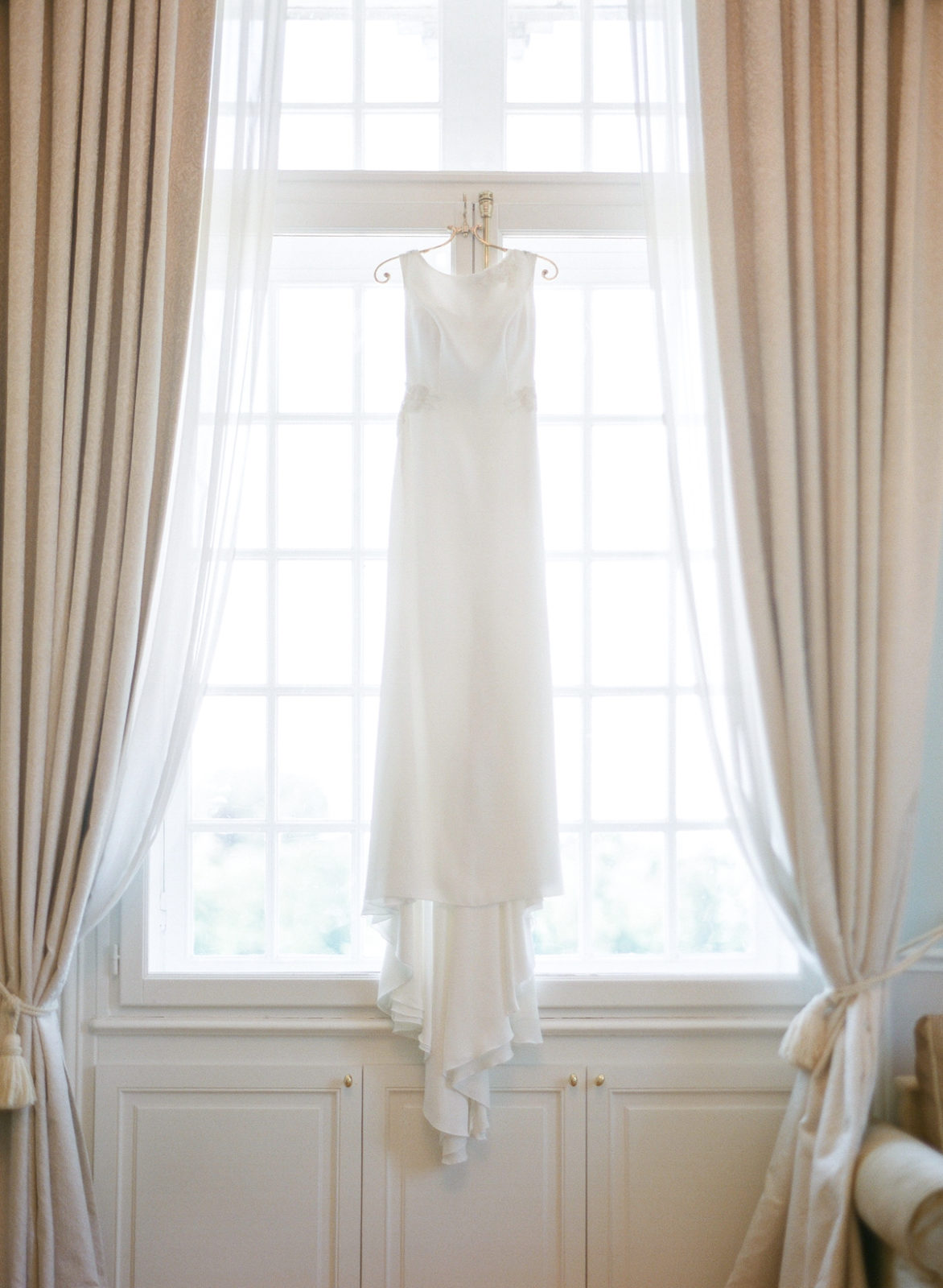 Chateau Bouffemont Wedding Photography | Paris, France Destination Wedding | Molly Carr Photography | Fine Art Film Photography | Jennifer Fox Weddings